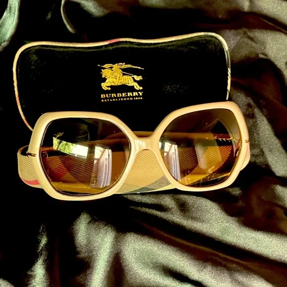 Burberry | Accessories | Authentic Burberry Tan Vintage  display picture 3